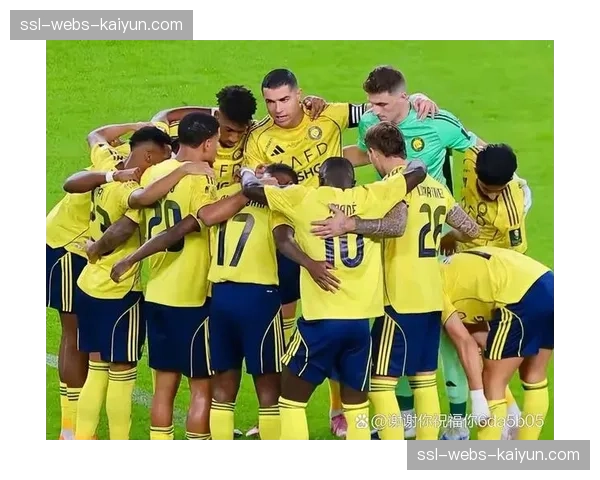 特写：终场哨响，为斯特拉斯堡打入绝平球的老将加梅罗眼含热泪