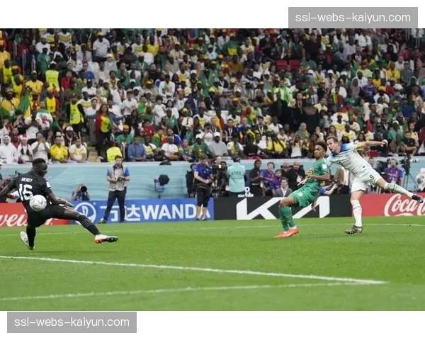 特写镜头:凯恩回撤至中场接球后,送出一记穿透防线的直塞 特写镜头:凯恩回撤至中场接球后,送出一记穿透防线的直塞