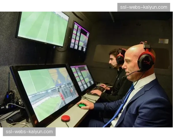 VAR语音播报系统首次应用，现场观众实时听取裁判判罚依据